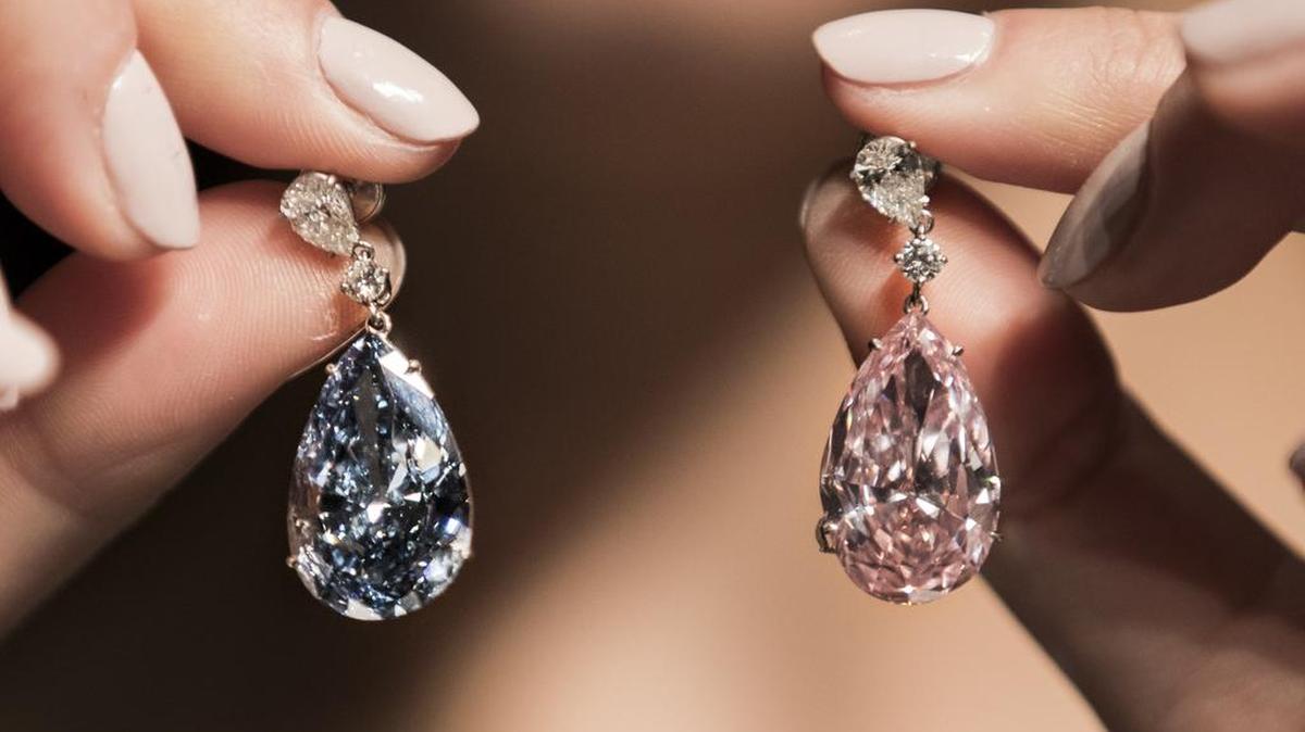 Unos pendientes con dos espectaculares diamantes, uno azul y otro rosa, presentados se pondrán a la venta el 16 de mayo en Ginebra.