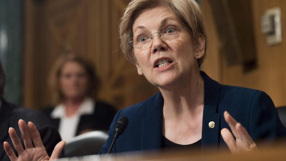 La senadora demócrata por Massachusetts, Elizabeth Warren, criticó duramente a John Stumpf y dijo que debería “dimitir y devolver el dinero que recibió en bonos durante el tiempo que estuvo en práctica esta estafa”.