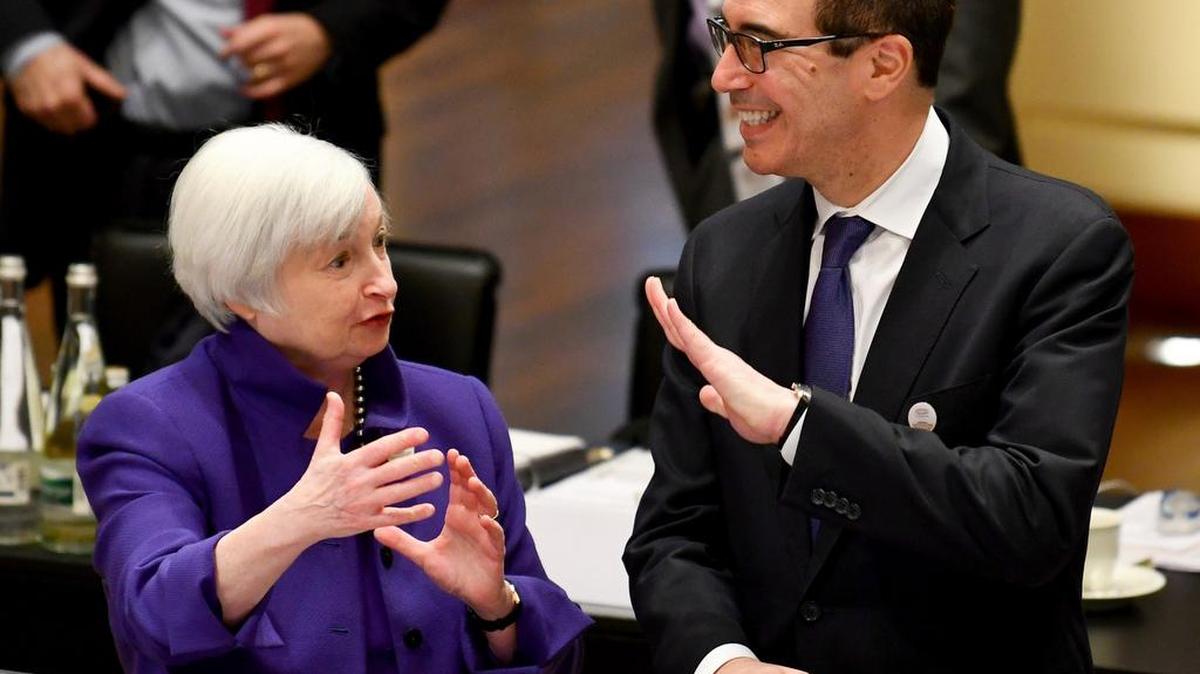 Janet Yellen, presidenta de la Reserva federal habla con el Secretario del Tesoro de EEUU en el encuentro del G20 en Baden-Baden.