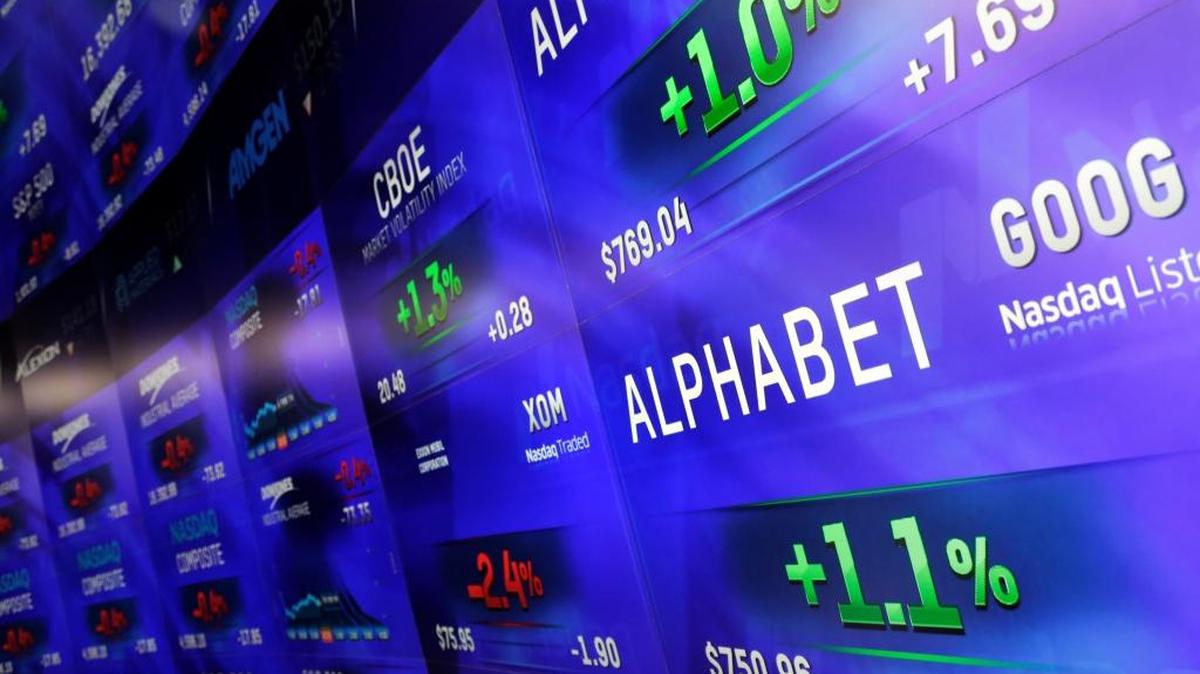 Una pantalla electrónica muestra el lunes los precios de las acciones de Alphabet en el Nasdaq, en Nueva York.