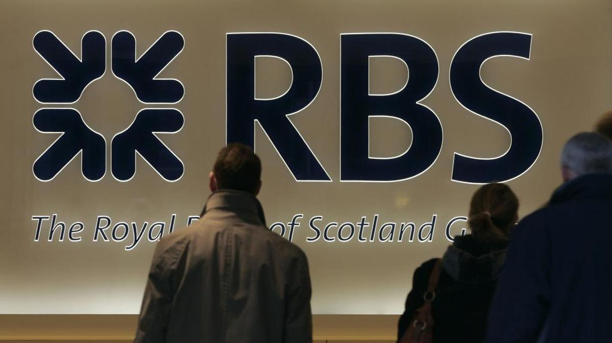 El logo del Royal Bank of Scotland es visto por personas en la sede de ese banco en Londres. Foto de archivo.