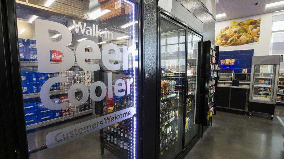 Un centro de venta de cerevezas en una tienda de Walmart el 8 de febrero de 2017 en Texas.