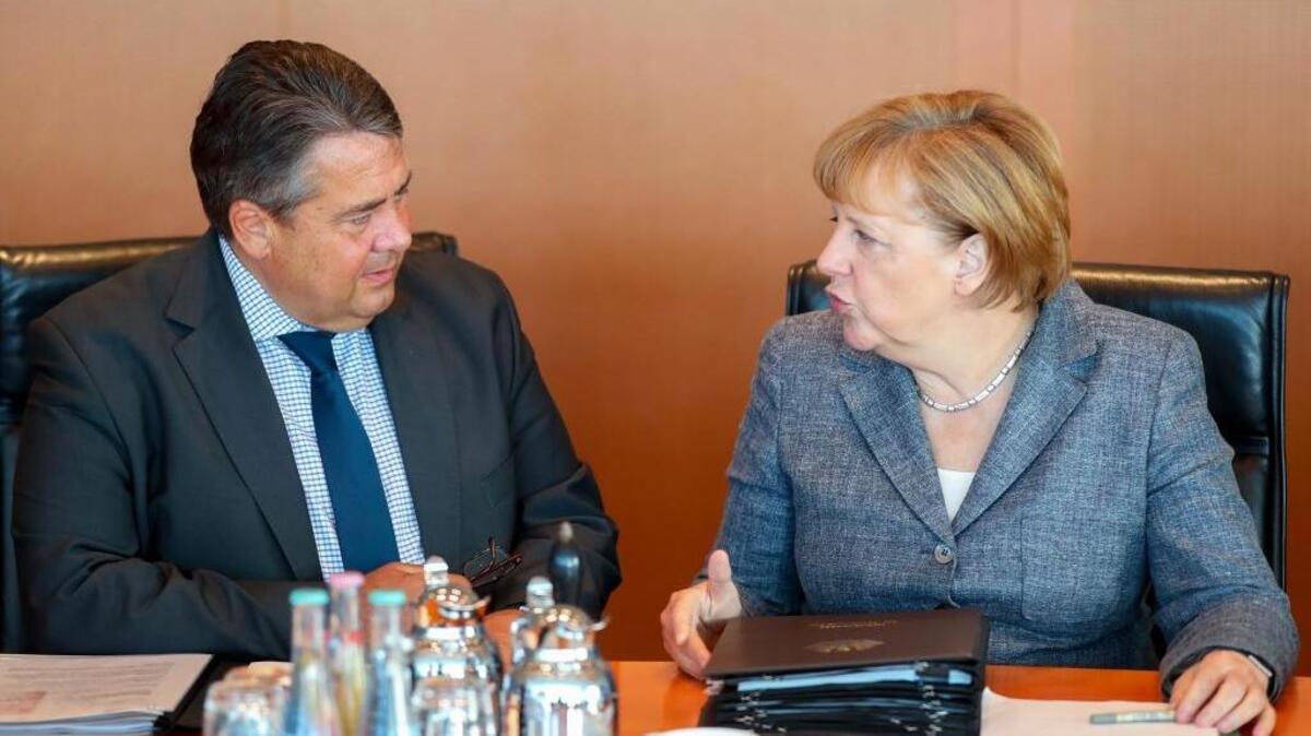 La canciller alemana Angela Merkel (der.) habla con el ministro de economía Sigmar Gabriel en Berlín.