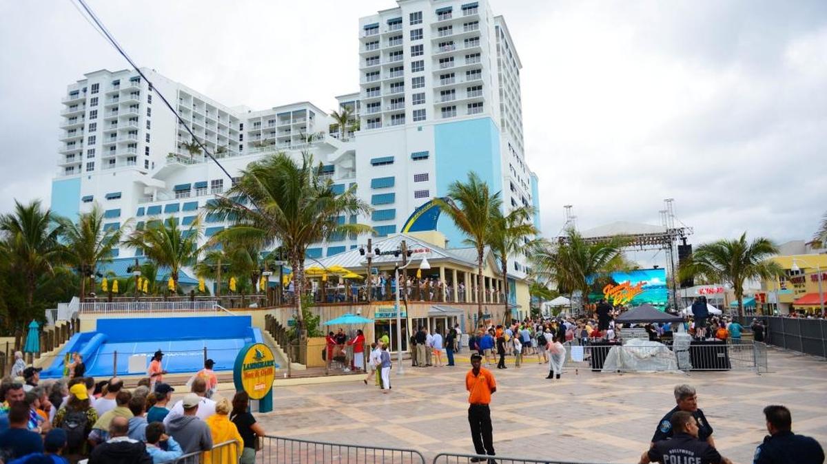 Personas esperan para observar la presentación del músico Jimmy Buffett, durante la inauguración del Margaritaville Hollywood Beach Resort, en noviembre.