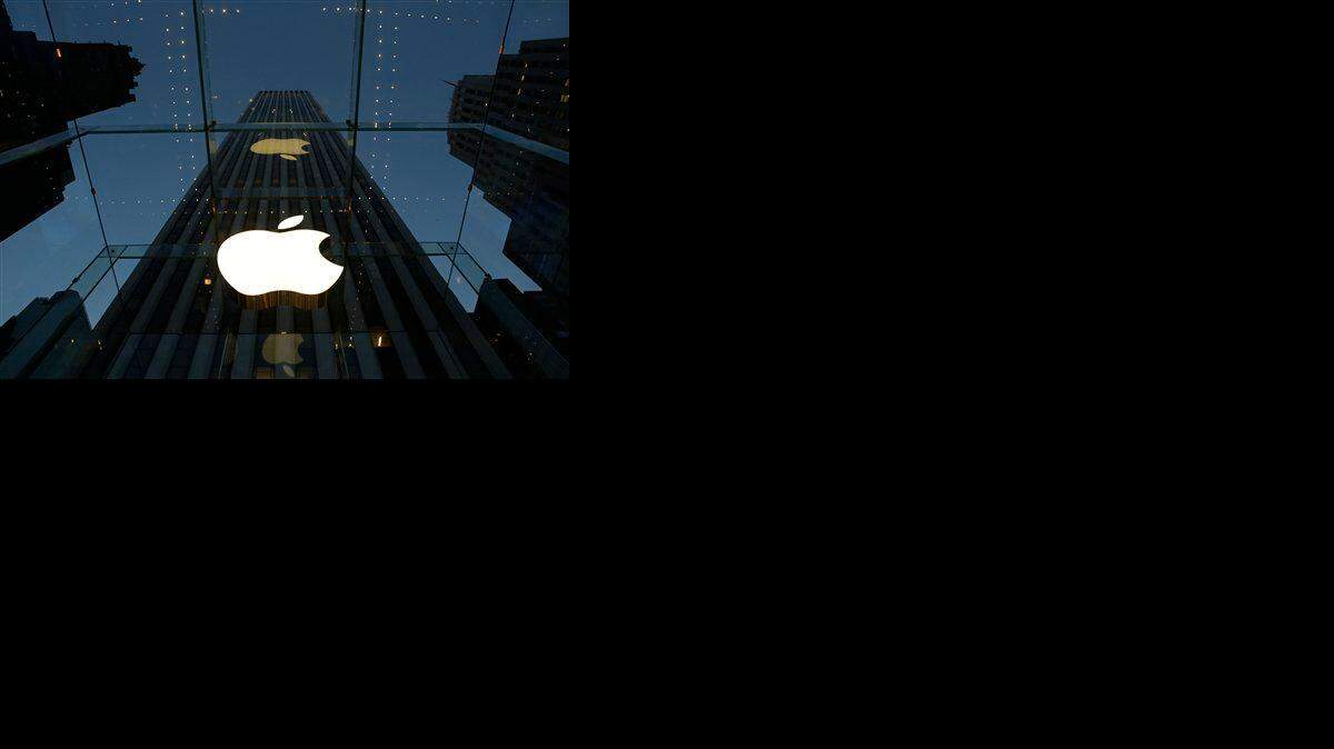 
El logotipo de Apple se destaca a la entrada de una tienda de la compañía en Nueva York en esta foto de archivo.
