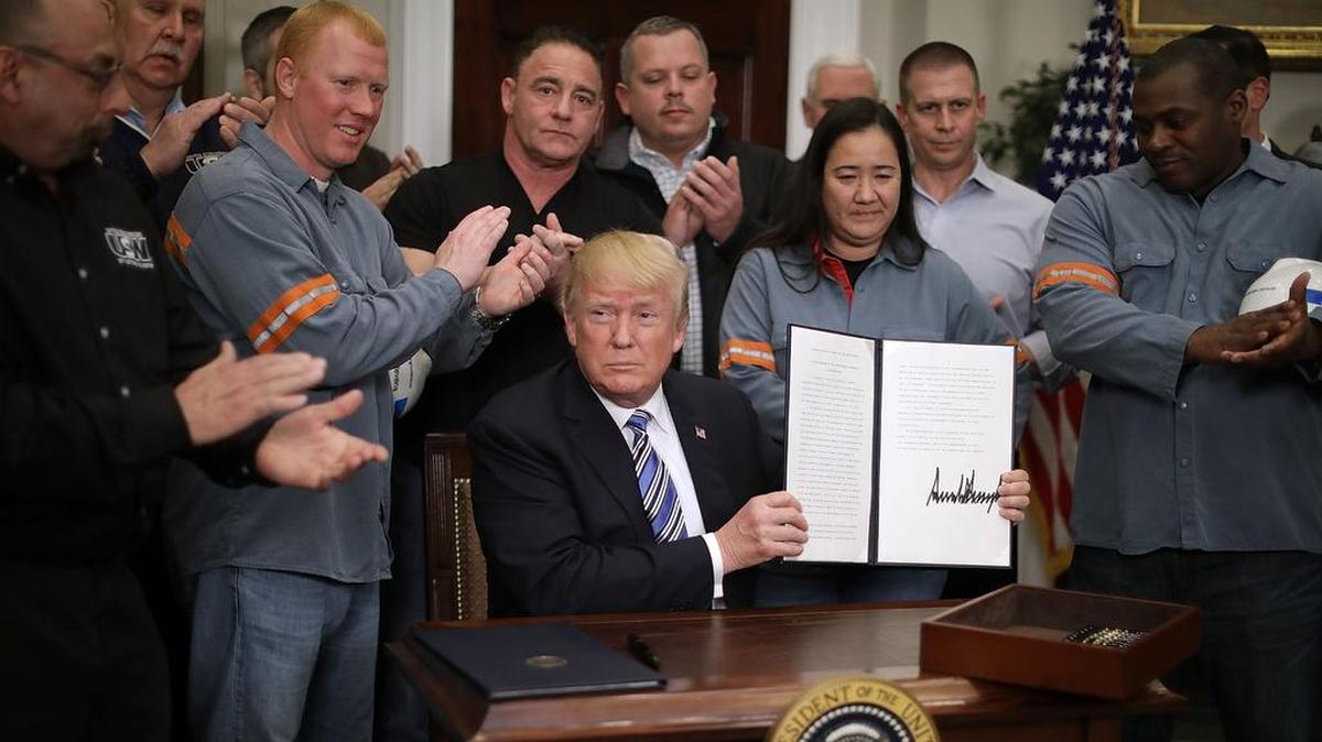 El presidente Donald Trump firma la orden sobre importaciones de acero y aluminio en la Casa Blanca, el 8 de marzo del 2018.