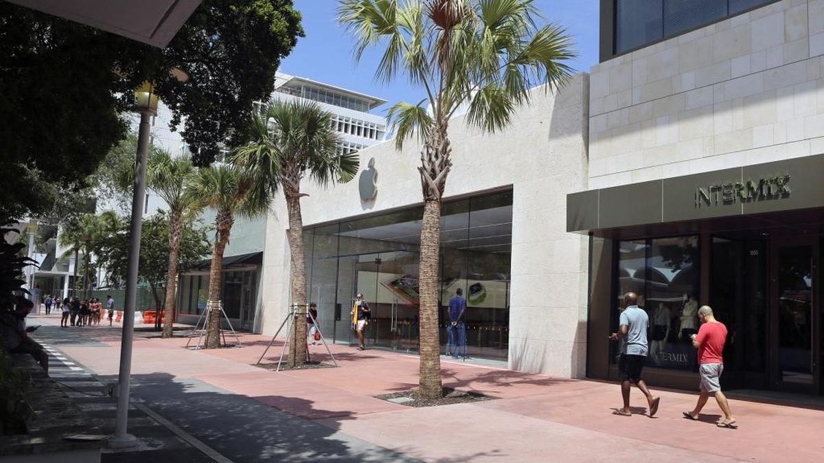 
El magnate español del textil Amancio Ortega compró recientemente una manzana entera de Lincoln Road por $370 millones. La adquisición es la segunda mayor operación de bienes raíces en la historia del condado de Miami-Dade.
