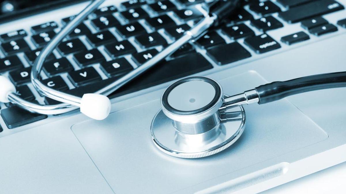 
Explique los beneficios de perfeccionar los documentos y de designar legalmente a los padres como personas autorizadas para tomar decisiones médicas y financieras en caso de que su hijo tenga un impedimento para hacerlo.
