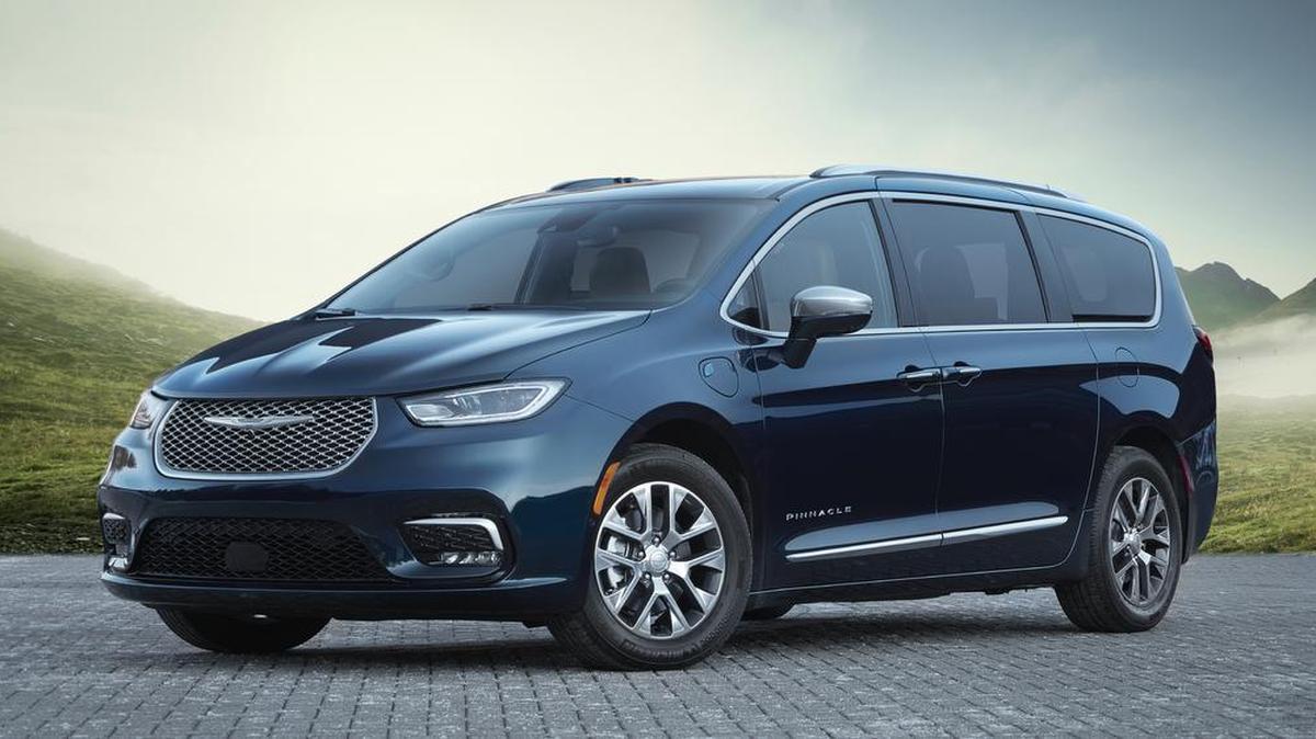 Chrysler Pacifica Hybrid Pinnacle presenta el interior más lujoso en su clase y es el único híbrido del segmento en alcanzar más de 80 millas por galón equivalente.