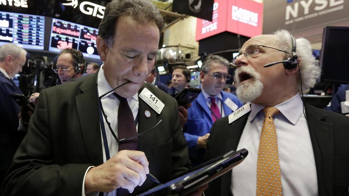 Los corredores de bolsa Sal Suarino (izq.) y Peter Tuchman en la sede de la Bolsa de Valores de Nueva York, el jueves.