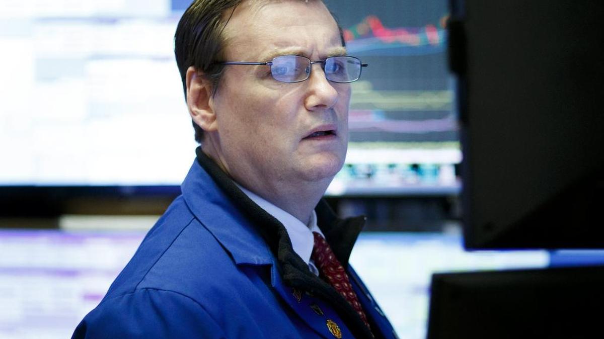 Un inversor trabaja en la Bolsa de Nueva York al final de la campana de cierre el lunes. Wall Street cerró con fuertes ganancias y un nuevo récord histórico del índice Nasdaq.