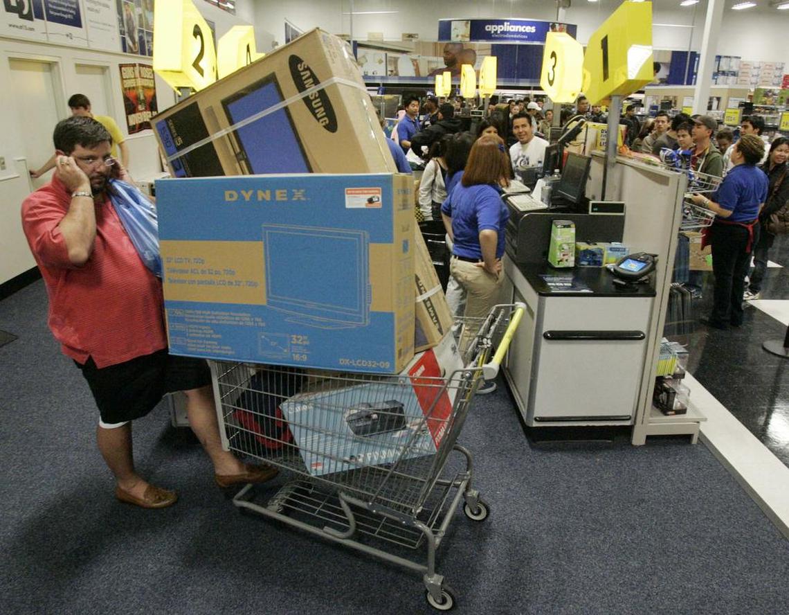 Clientes realizan compras en una tienda Best Buy en Mission Valley, California, el 28 de noviembre del 2008.