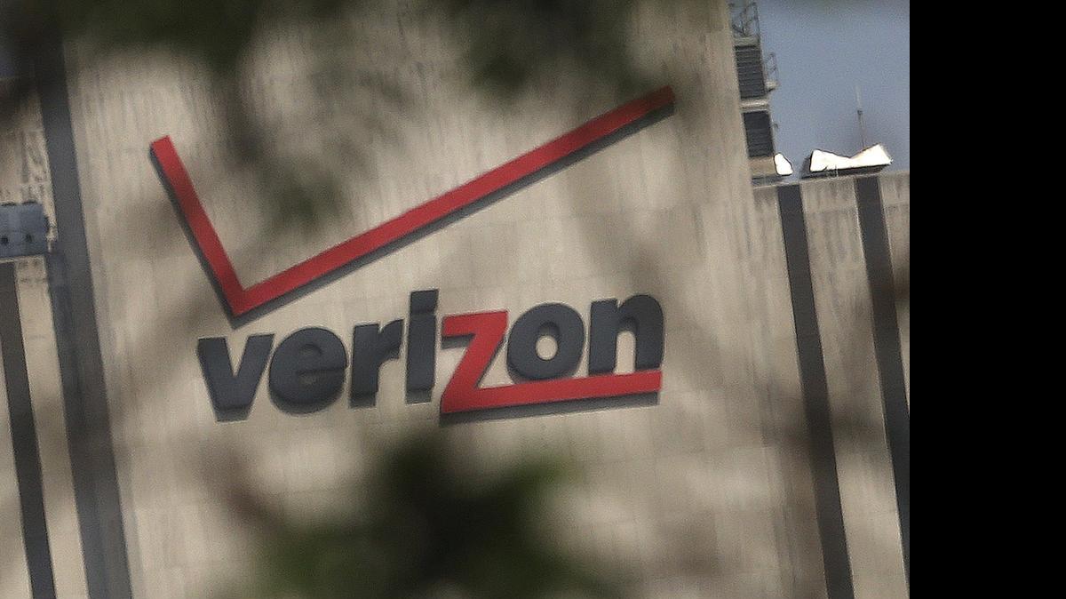 
La medida propuesta, bautizada como “Ley de Progreso Digital y de las Telecomunicaciones en Cuba” (Cuba DATA, en inglés), levantaría las actuales barreras para que empresas como Verizon y AT&T puedan operar libremente en la isla caribeña.
