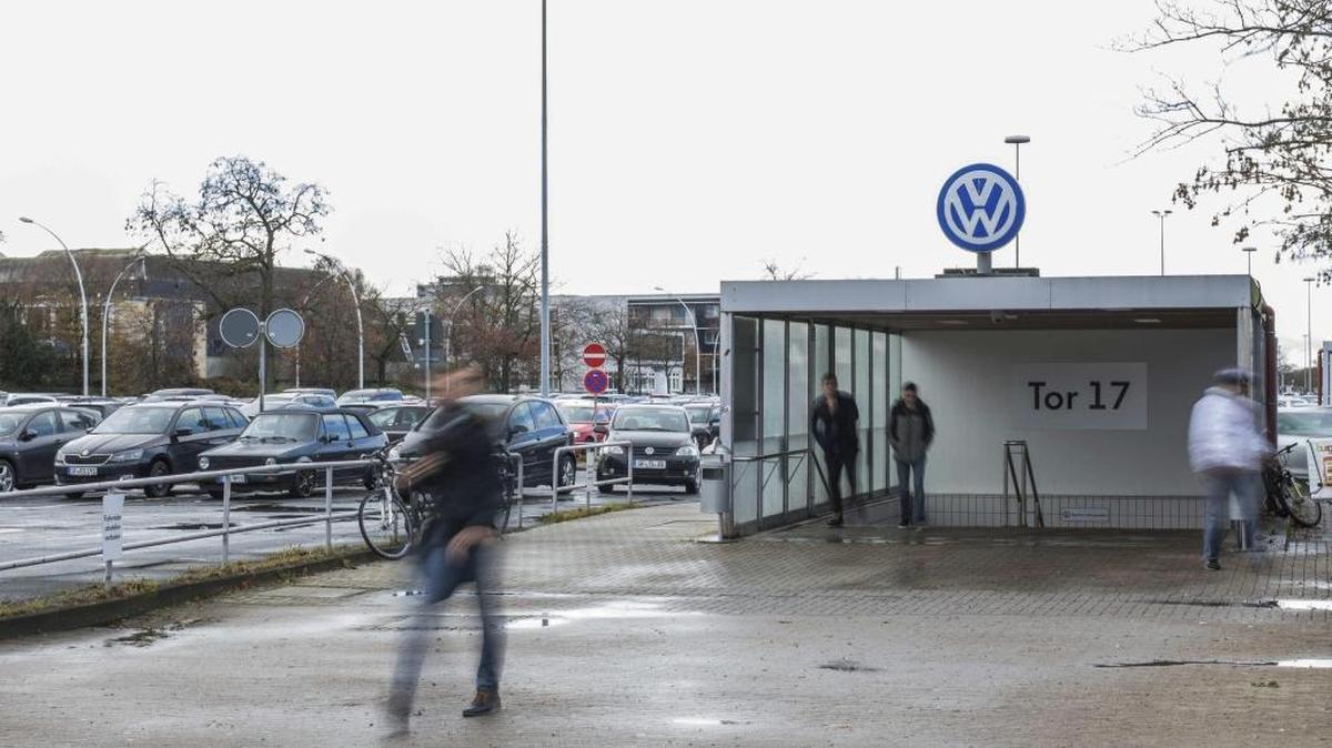 Empleados abandonan el viernes la fábrica de Volkswagen en Wolfsburgo, Alemania.