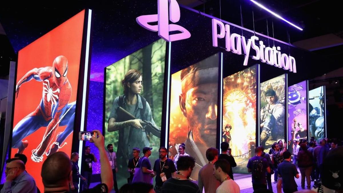 Entusiastas del juego y personal de la industria visitan la exhibición de ‘Sony Playstation’ durante la Electronic Entertainment Expo E3 en el Los Angeles Convention Center el 12 de junio de 2018 en Los Angeles, California.
