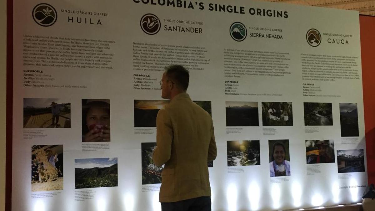 Exhibición fotográfica de las regiones cafeteras de los orígenes únicos de la empresa colombiana de café Juan Valdez, en el evento de PINTA, en Miami.