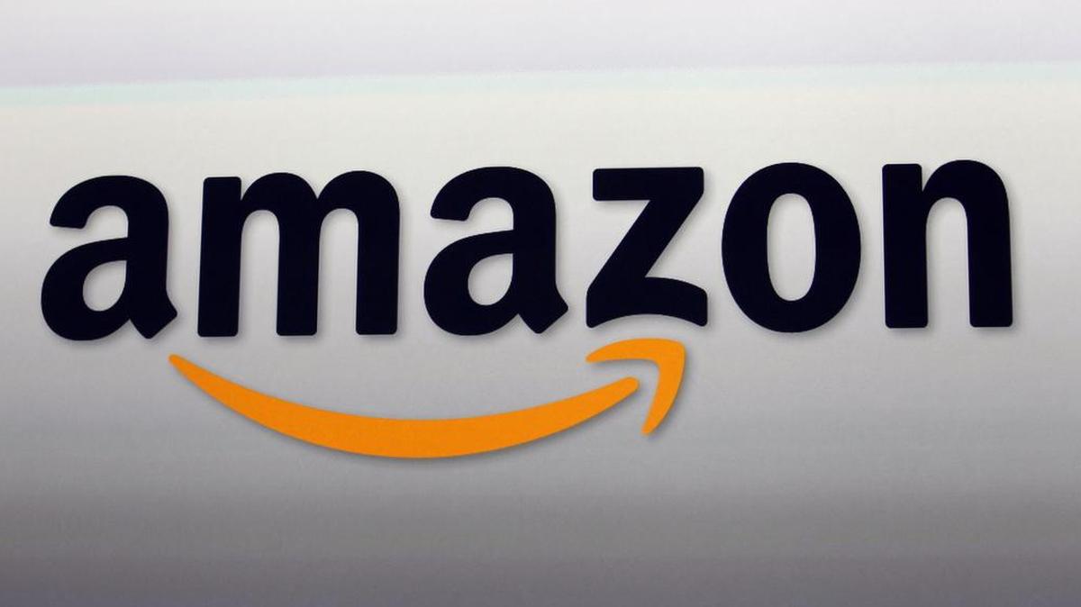 El logotipo de Amazon en Santa Mónica, California. El precio de la acción de Amazon superó el jueves por primera vez la barrera de los $2,000 en la Bolsa de Nueva York.