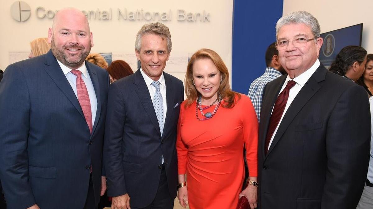 De izquierda a derecha: Rodolfo Lleonart, jefe de operaciones del banco; Luigi Boria, alcalde de Doral; Jacqueline Dascal Chariff, presidenta del Continental National Bank y Guillermo Díaz-Rousselot, director ejecutivo de esa entidad.