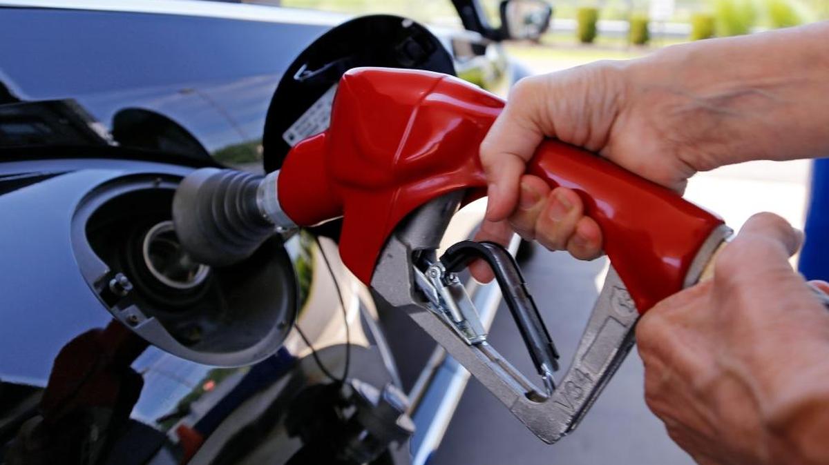 El precio promedio en la Florida de $2.32 por galón de la gasolina regular sin plomo está dos centavos por debajo del promedio nacional. 