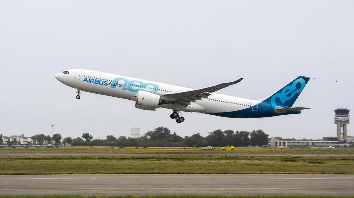 El despegue del vuelo de prueba del nuevo modelo de avión Airbus A330neo en Blagnac, cerca de Toulouse, Francia, el 19 de octubre de 2017.