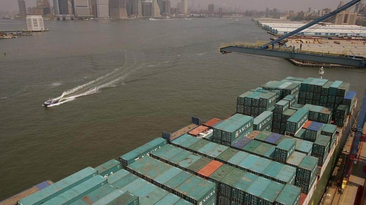 Productos de Europa esperan ser descargados de un barco de Arabia Saudita en Brooklyn, Nueva York, en el 2015.