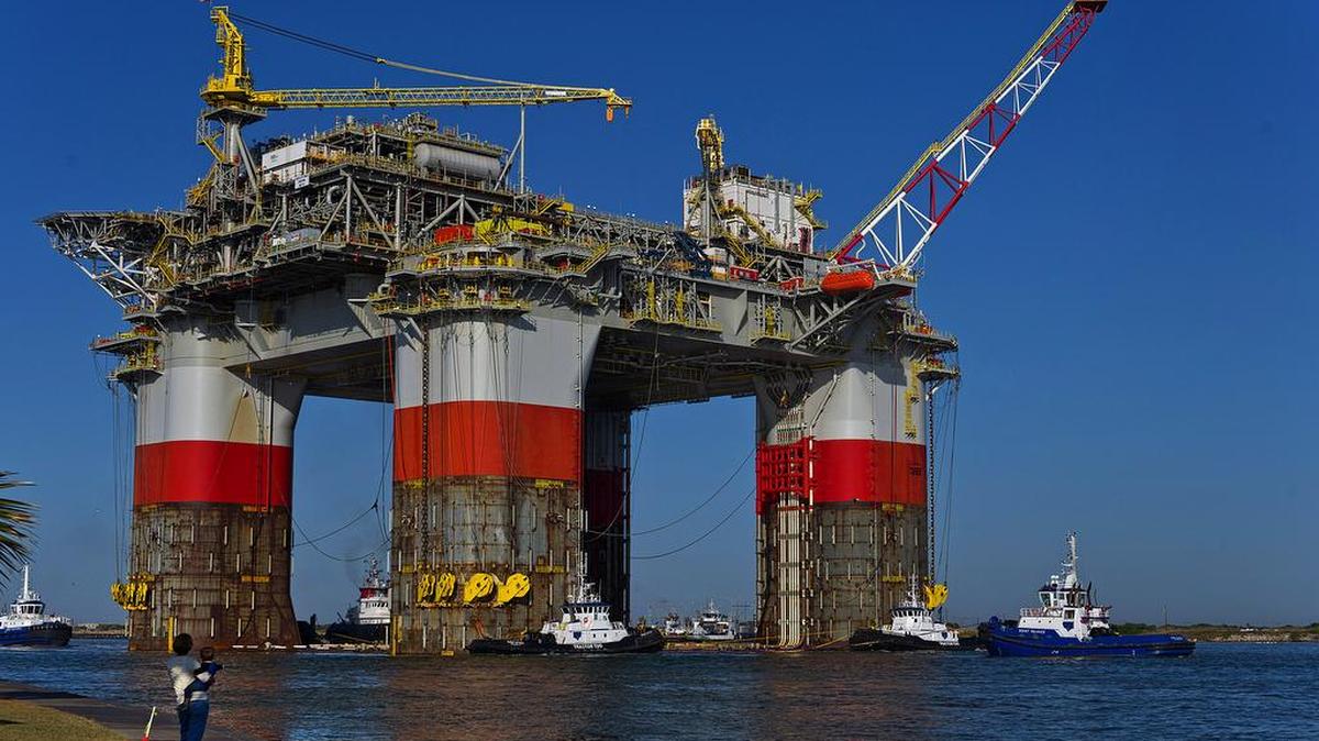 
Los analistas temen que una ralentización del crecimiento de China pueda tener un efecto demoledor sobre su consumo energético, lo que agravaría la actual crisis de escasez de demanda de petróleo.
