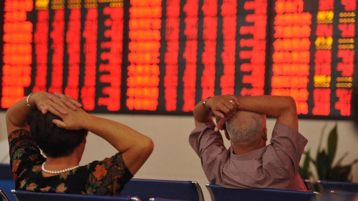 
Inversionistas observan la pizarra de la bolsa de valores en Fuyang, en la provincia china de Anhui esta semana. Los mercados de la segunda economía del mundo han estado vacilantes.
