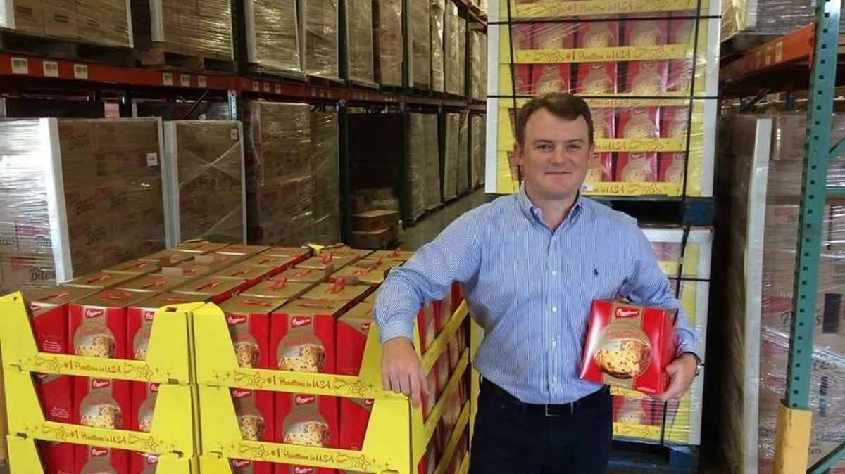 Erik Volavicius, el director de comercialización de la empresa brasileña Bauducco para Estados Unidos. El directivo posa con uno de los principales productos de la compañía, en un almacén en Miami.