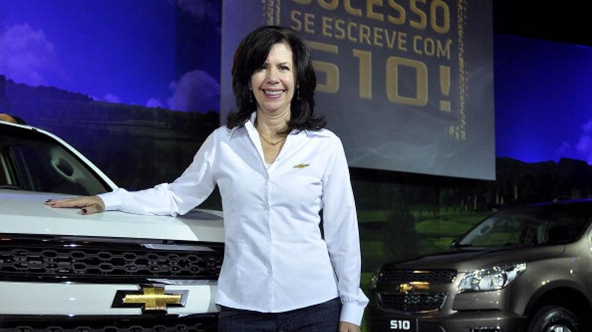 Grace Lieblein, vicepresidenta de Calidad Global de General Motors y miembro del consejo de administración de la Fundación de esa empresa, posa con un vehículo en Brasil. Foto archivo.