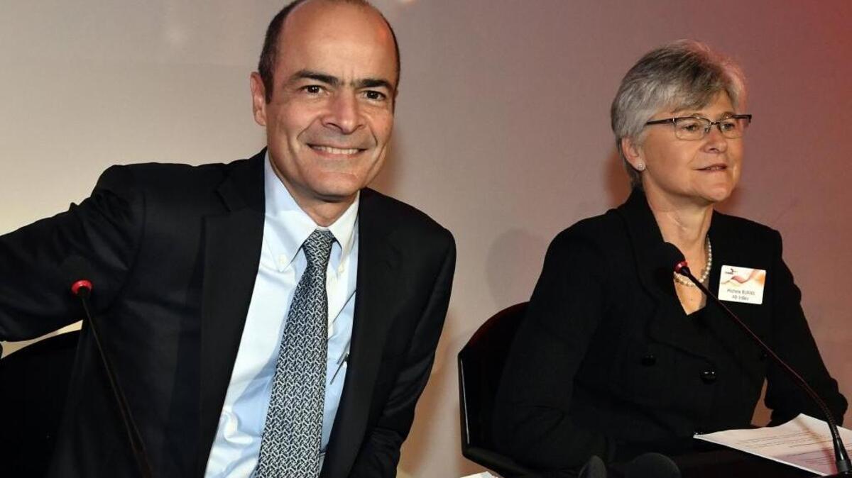 El director ejecutivo de la cervecera AB Inbev, Carlos Brito, y la integrante de la junta directiva de esa empresa, Michele Burn, participan en una reunión de accionistas de SABMiller y de AB InBev.