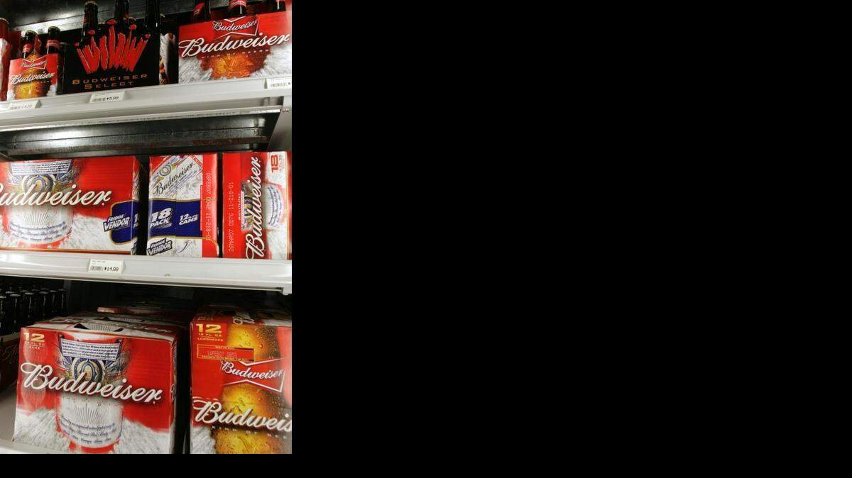 
Cajas de Budweiser se enfrían en la nevera de una licorería en Denver, Colorado. 
