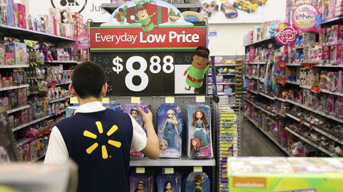 Un empleado de Walmart organiza los anaqueles de venta en un almacén de Burbank, California, en esta foto de archivo.