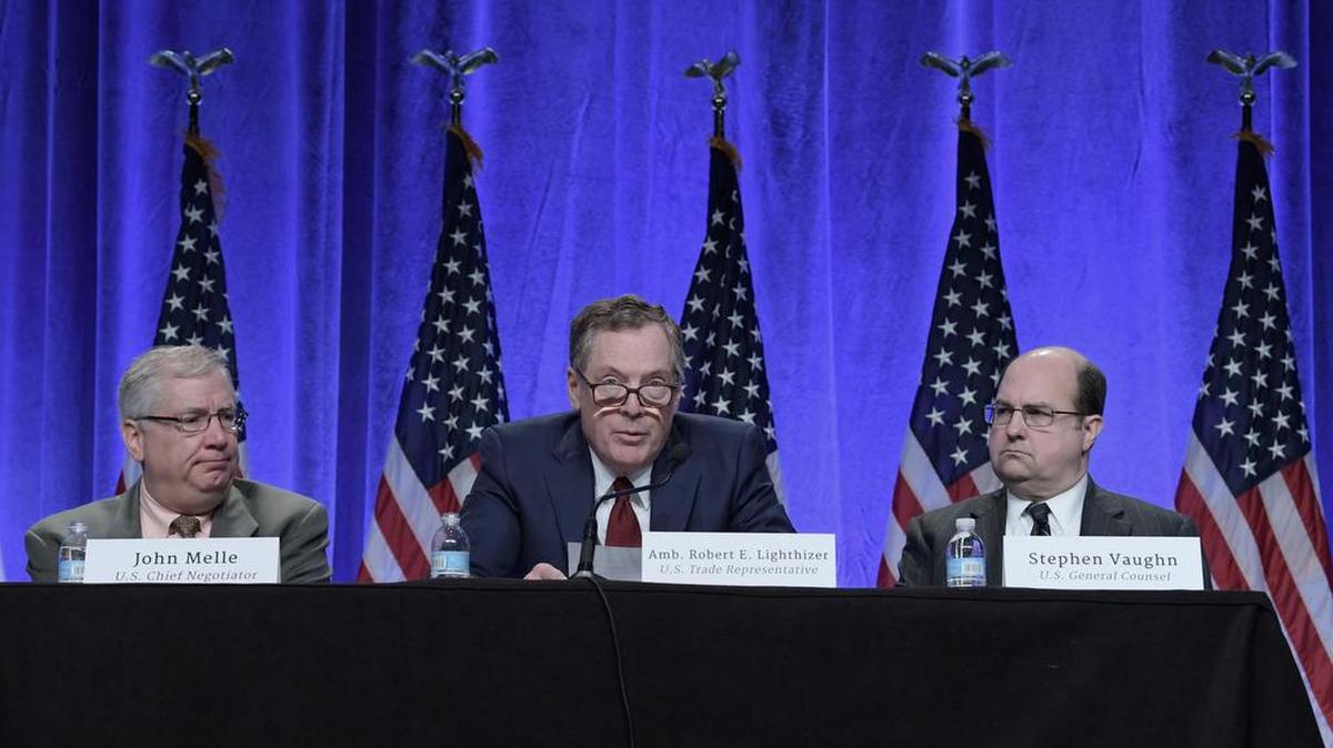 El Representante de Comercio Exterior de EEUU, Robert Lighthizer (cen.), acompañado del jefe negociador de EEUU, John Melle (izq.), y del consejero general, Stephen Vaughn (der.), realiza una declaración formal al comienzo de la primera ronda de la renegociación del TLCAN el miércoles en Washington.