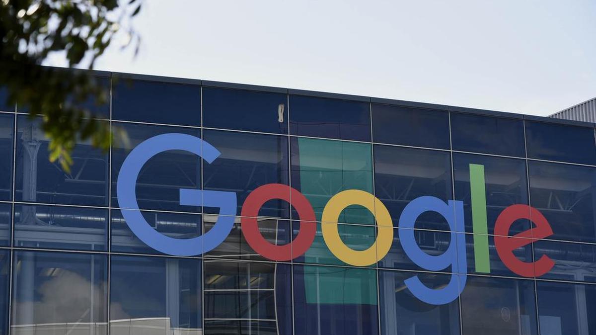 Un juez pidió revisar una acusación de robo de tecnología contra Uber presentada por Waymo, la unidad de Alphabet (Google) dedicada a los automóviles sin chófer.