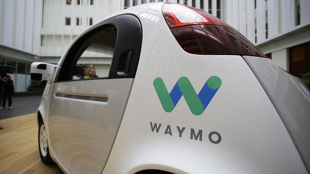 Un juez ordenó a un ingeniero de Uber devolver miles de archivos que se llevó al dejar la empresa de autos sin piloto Waymo del grupo Alphabet (Google).