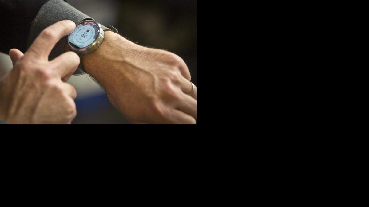 
Los relojes inteligentes ganan terreno como la más reciente innovación tecnológica. Para el martes se espera el lanzamiento de un serio competidor, el iWatch de Apple. En la foto, un modelo de Motorola.
