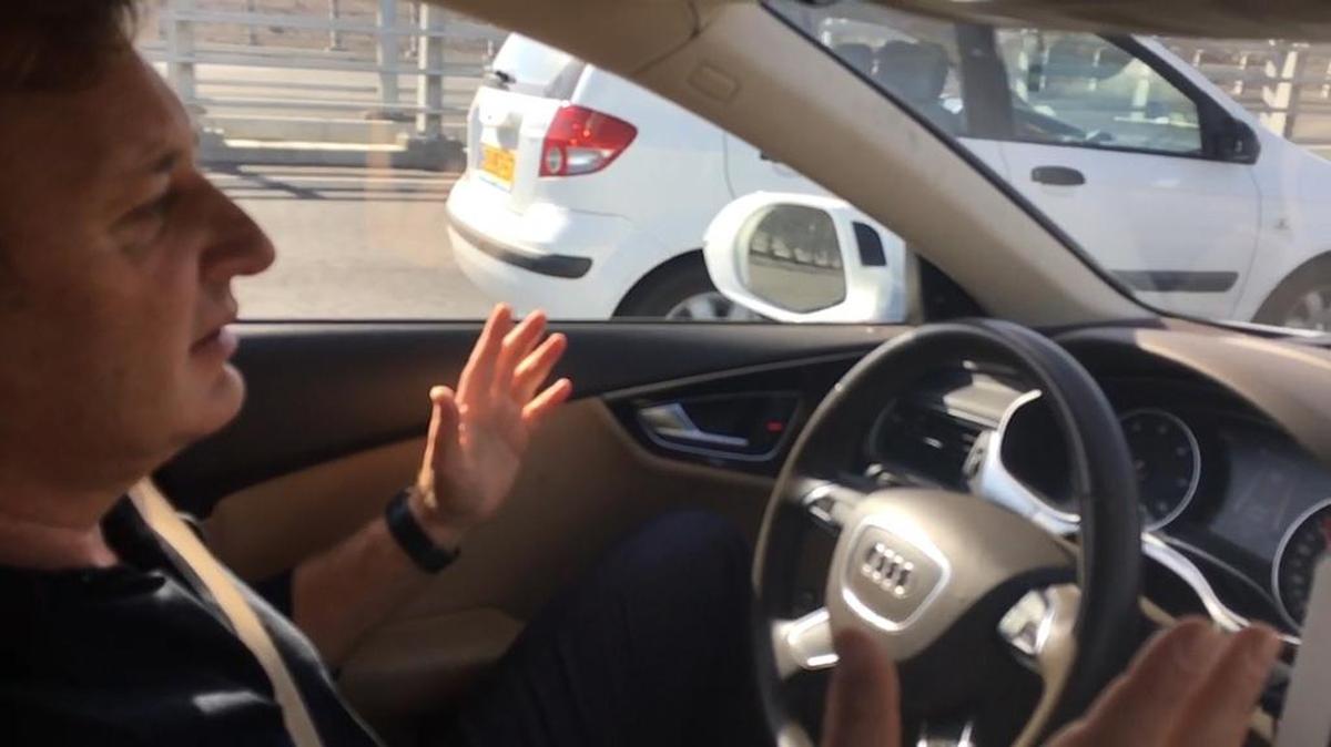Ziv Aviram, CEO de Mobileye, en un vehículo semiautomático en Jerusalén. Esa empresa es la única de Israel dedicada exclusivamente a la tecnología de vehículos autónomos.