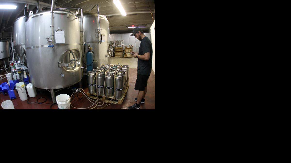 
Mike Kent, empleado de la compañía, rellena los contenedores de cerveza artesanal en Wynwood Brewing Company.
