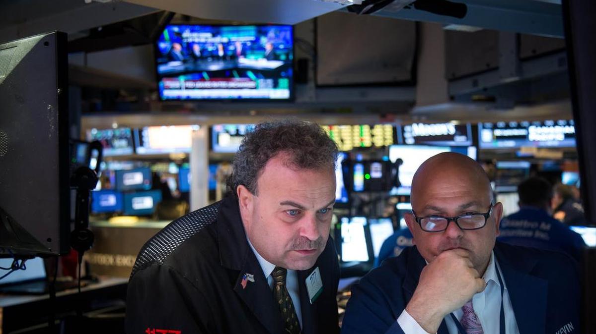 Agentes bursátiles observan el movimiento de la Bolsa de Valores de Nueva York, el miércoles. Las acciones avanzaron tras conocerse que la Reserva Federal decidió dejar sin cambios las tasas de interés a la espera de la reunión de junio.