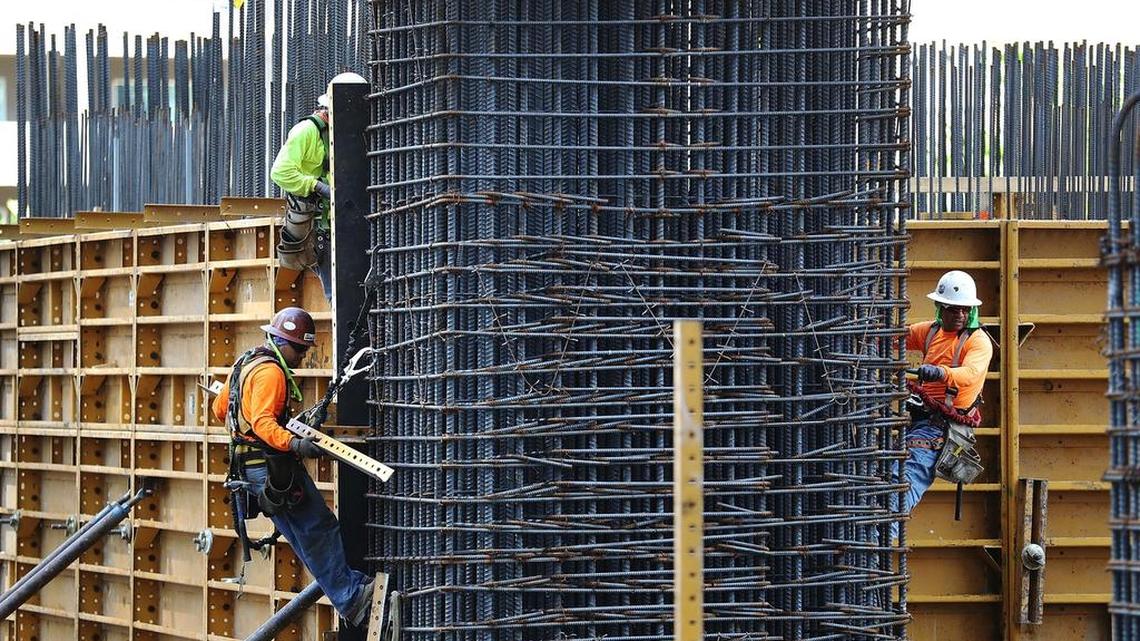 Varios hombres trabajan en un sitio de construcción en Miami en marzo paso. En abril, la contratación se recuperó con la creación de 211,000 nuevos empleos.