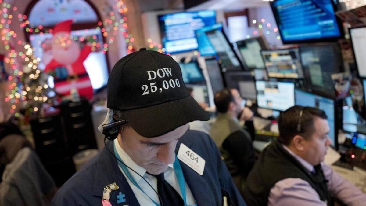 El corredor de bolsa Gregory Rowe con una gorra del Dow 25,000 en la Bolsa de Valores de Nueva York el 4 de enero del 2018.