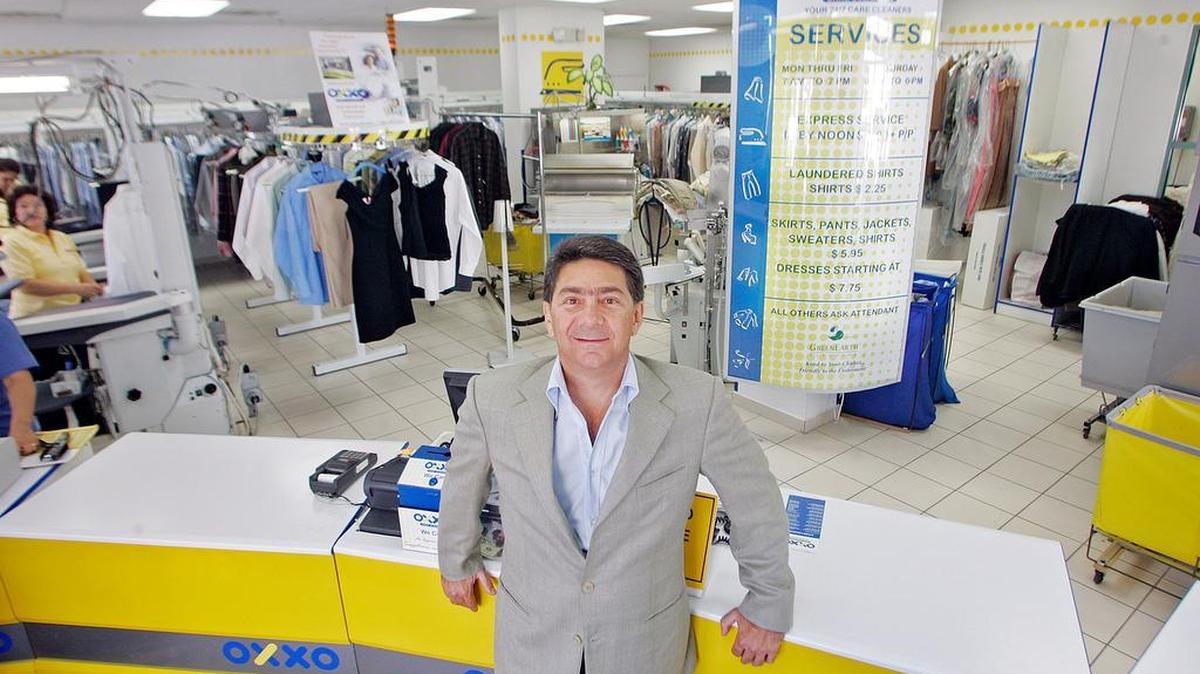 Salomon Mishaan, presidente presidente de International Cleaners Corp, que hace negocios como OXXO Care Cleaners, posa en el establecimiento en Hollywood, Florida.