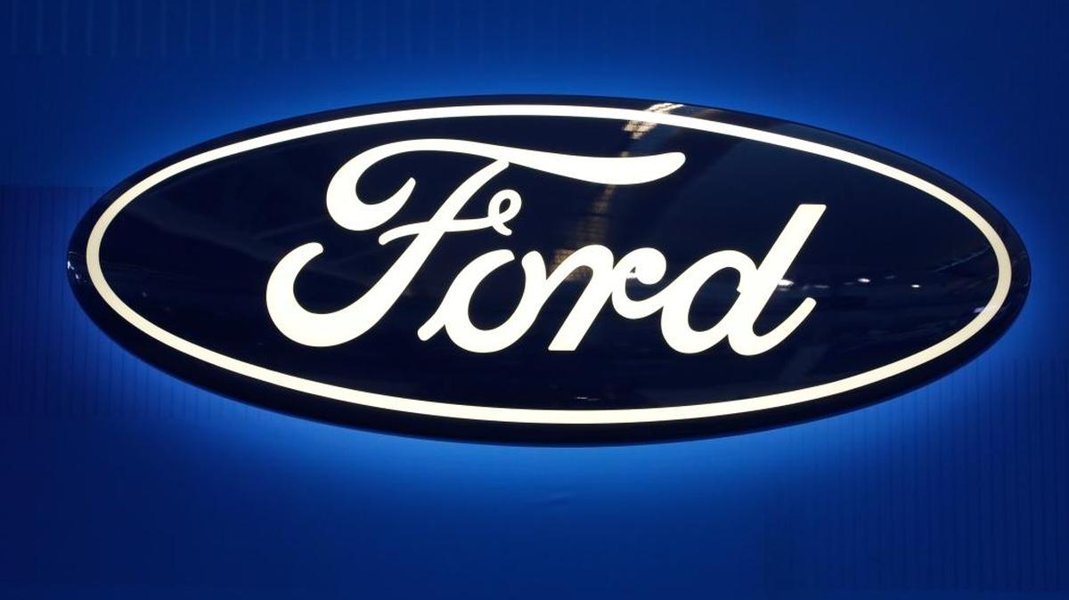 Logo de la empresa Ford en el Pittsburgh International Auto Show, en Pittsburgh.