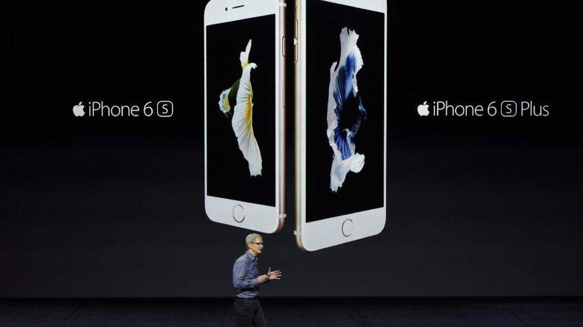 El jefe ejecutivo de Apple, Tim Cook, presenta los nuevos iPhone 6S y 6S Plus, el miércoles 9 de septiembre en San Francisco, California.