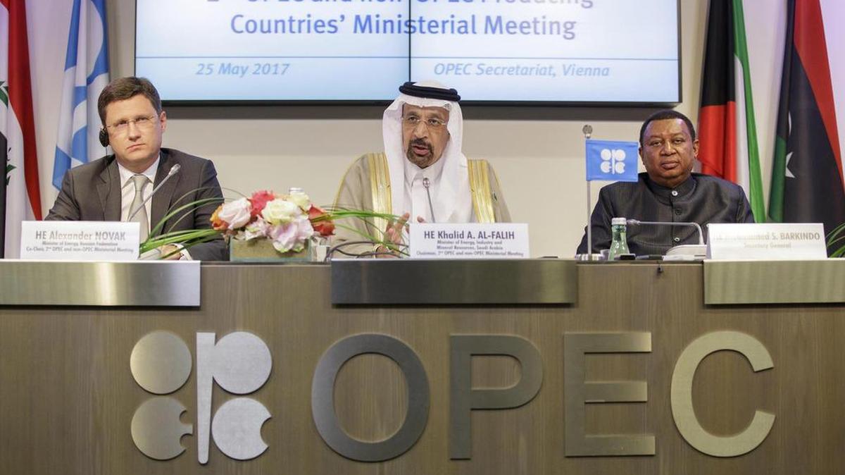 El ministro saudí de Energia e Industria, Khalid Al-Falih (cen.), el ministro ruso de Energía, Alexander Novak (izq.), y el secretario general de la Organización de la OPEP, Mohammed Barkindo, participan el miércoles en la reunión en Viena.