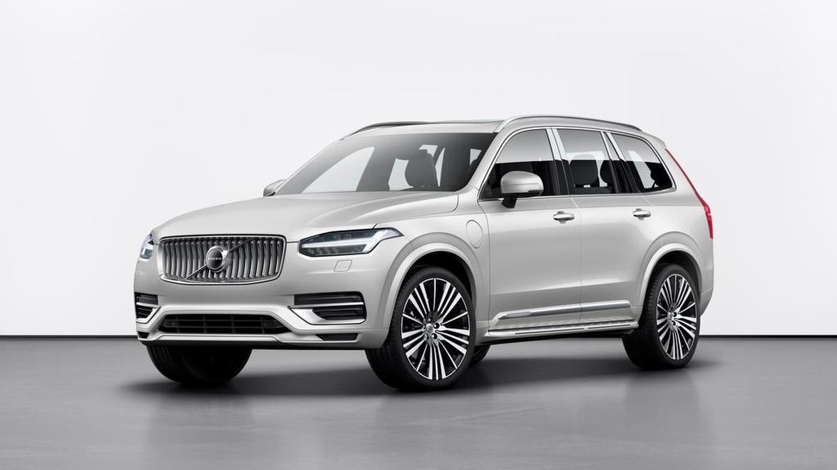 El Volvo XC90 Recharge Plug-In Hybrid Inscription es un SUV de tres filas con un interior espacioso y estilo de sobra. Es el vehículo más grande de Volvo y le brinda asientos para siete pasajeros.