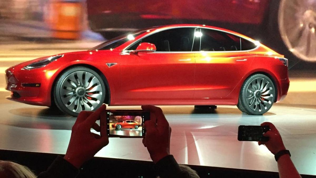 Tesla Motors muestra ek Model 3 sedan el 31 de marzo del 2016 en California. La empresa informó el lunes que producirá este auto eléctrico a partir del el viernes.