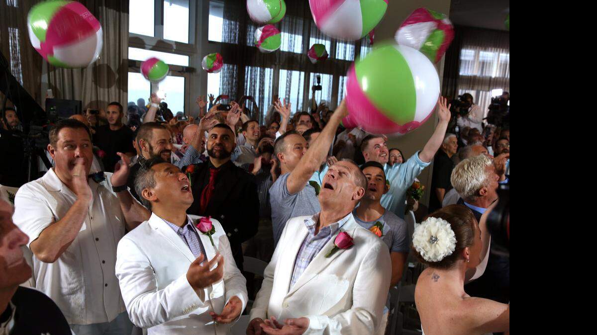 
Rey Searles y Scott Erbele renovaron sus votos matrimoniales en la ceremonia ‘Love is Love’ en la playa en Fort Lauderdale.


