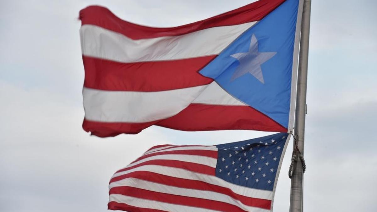 Las banderas de Puerto Rico y de Estados Unidos ondean en San Juan. La isla propuso el lunes a los poseedores de bonos de su deuda por $49,200 millones, que acepten una quita para bajar su valor a $26,500 millones.