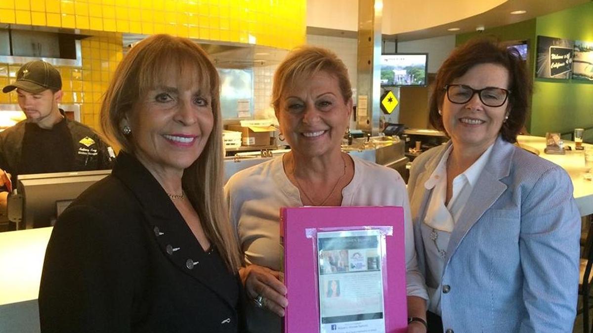 De izquierda a derecha, Linda Gómez, miembro de la junta directiva de la organización Mujeres Latinas, Elaine Vasquez y Ana, Valladares, presidente de Mujeres Latinas.